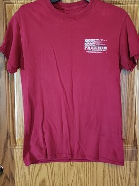 Source Unknown Red 'Freedom' Graphic Crewneck T-Shirt. Small. Patriotic.